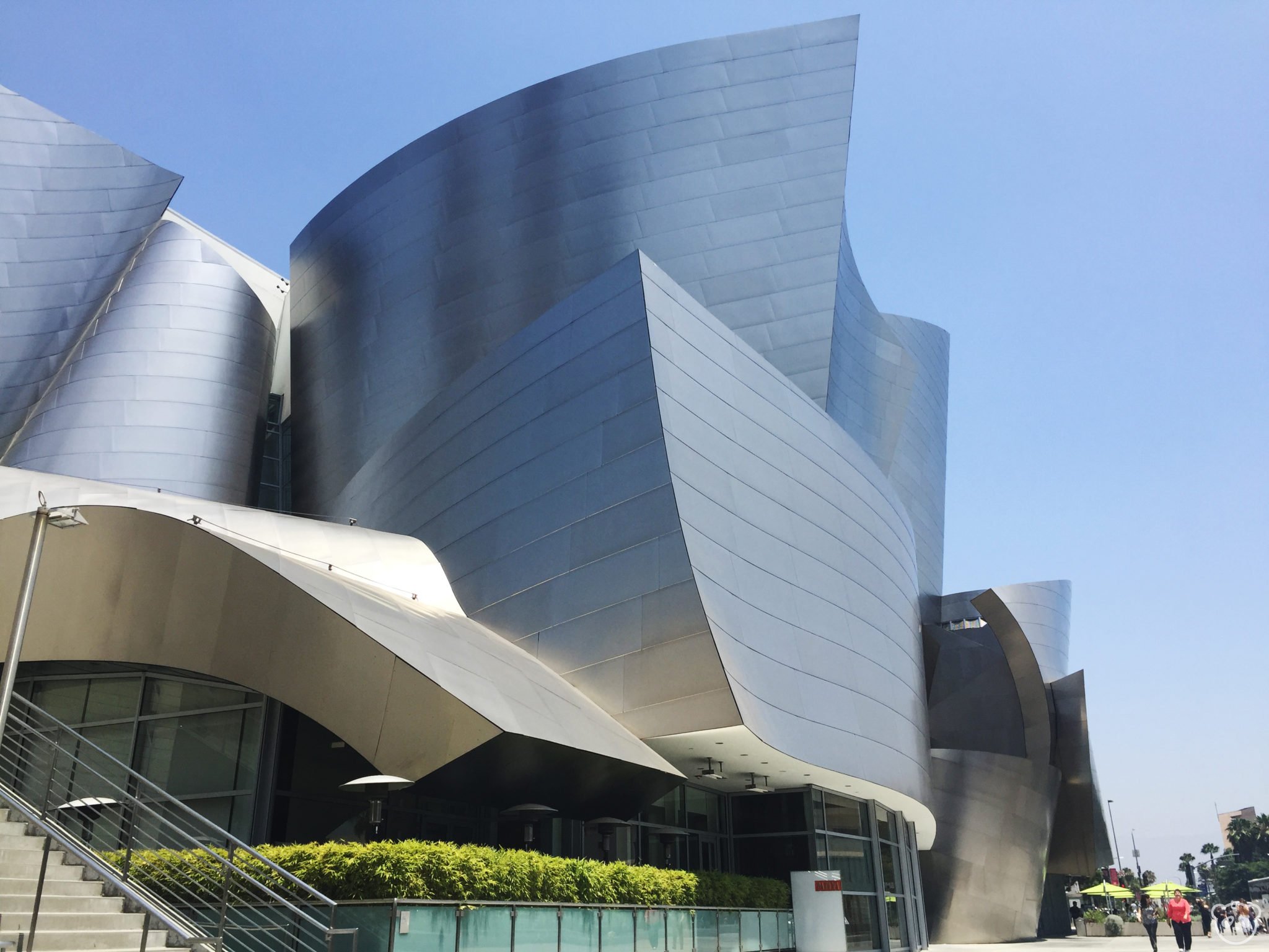 waltdisneyconcerthall_exterior_sidewalk