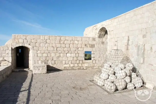 dubrovnik-fort-lovrenjac-cannon-balls