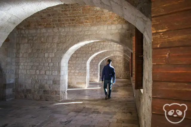 dubrovnik-fort-lovrenjac-interior-arches