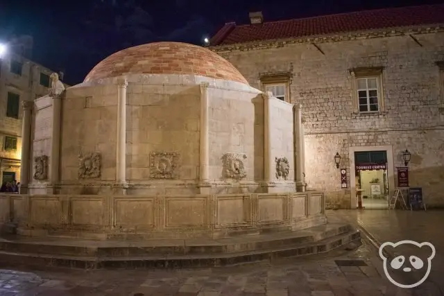 dubrovnik-stradun-onofrio-fountain-night