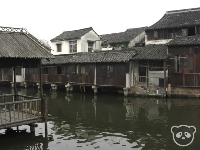 Homes in Wuzhen by the canal