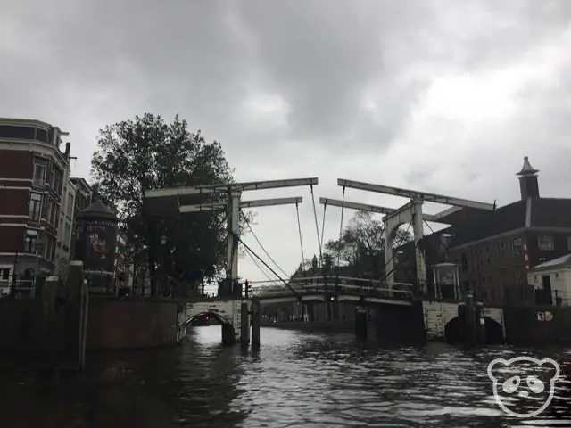 amsterdam-canal-boat-magere-brug